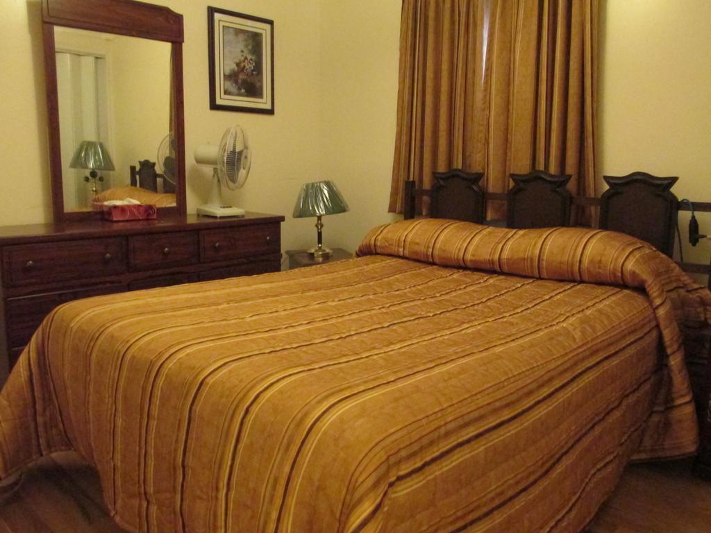 Holyrood Comerford'S Ocean View Suites מראה חיצוני תמונה